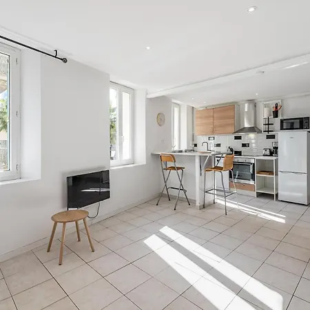 Grand Studio Moderne Au 1er * 2mn A Pied Du Port Apartment *